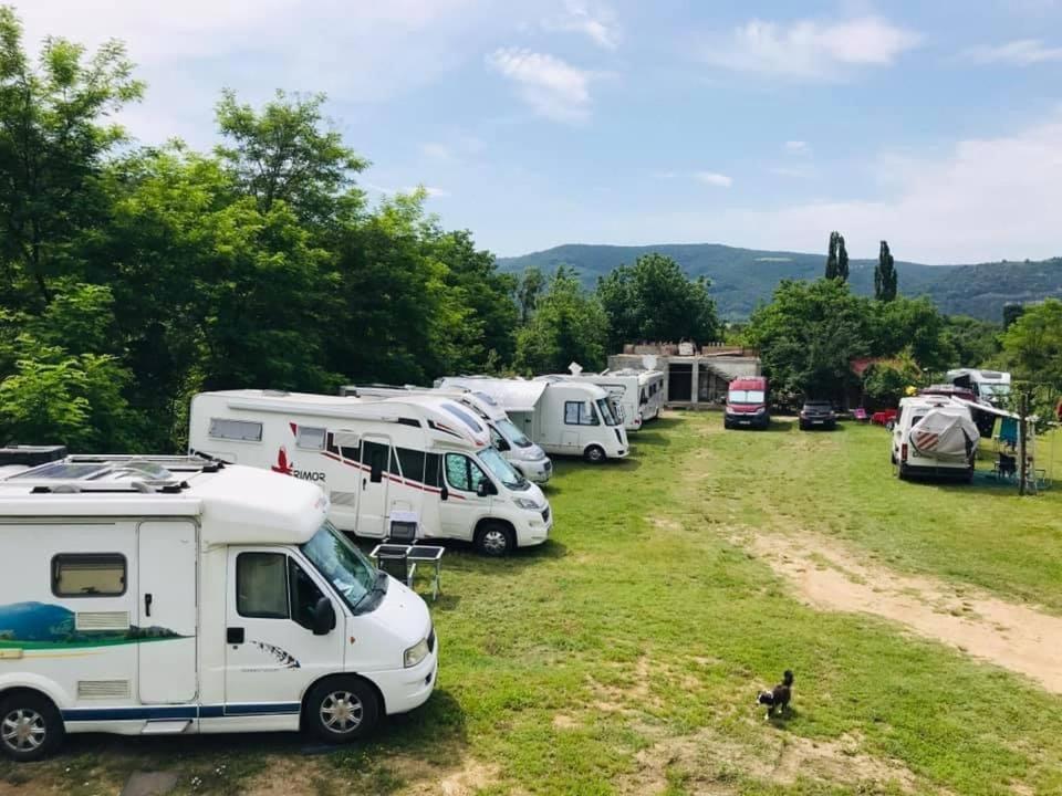 Camping In Clisura Dunarii Ieşelniţa Buitenkant foto
